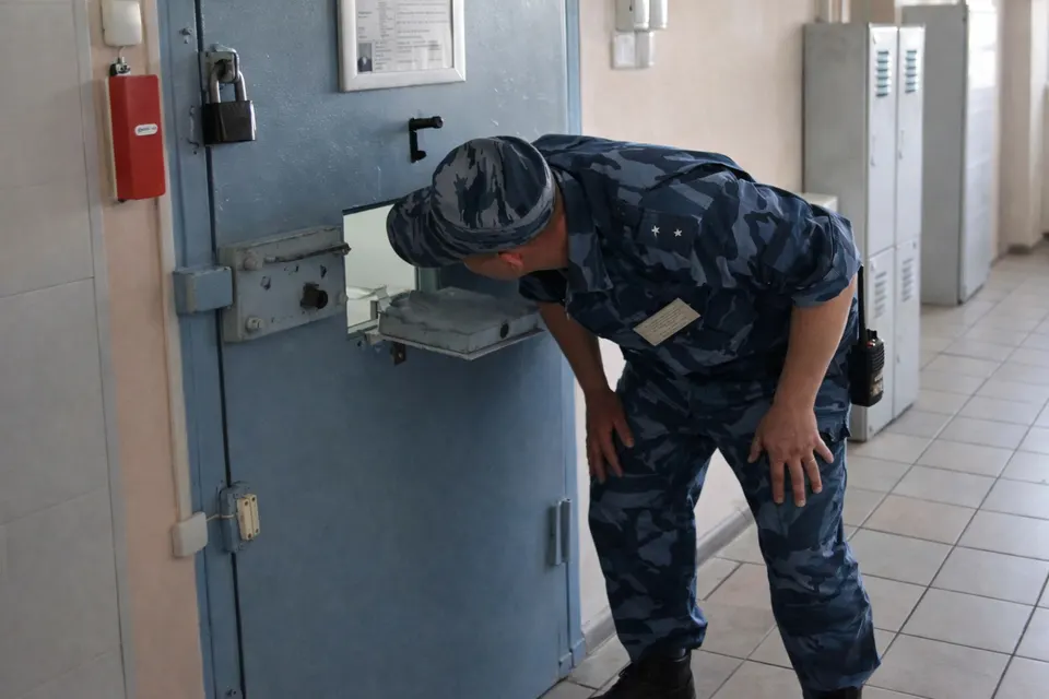 Фатальна помилка начальника: він не знав, кого кинув у камеру до злочинців